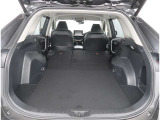 【トランクルーム】荷室の広さも十分です!シートアレンジでシートを畳めば長い荷物だって積めますね。シートアレンジの操作方法など、お気軽にご相談下さい。