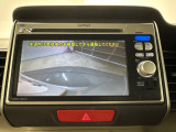 【バックカメラ】運転が苦手な方も車庫入れラクラクです!ギアをリバースに入れれば自動的に切り換わりますので、面倒な操作は不要です♪狭い駐車場もお車を傷つけず安心ですね!