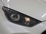 LEDヘッドライトには「オートマチックハイビームシステム」を搭載。ハイビームとロービームを自動で切替え、夜間の歩行者などの早期発見をサポート。切替忘れを防ぐほか、手動操作の煩わしさも軽減します。