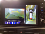 マルチビューカメラシステム搭載車です。お車の周囲を全方位でカバーします。後方・前方・両脇と、コンディションが悪い視界でもカラーモニターに映し出した映像がドライバーをサポートします。