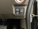 ハンドルの右側にはヘットライトリベライザーとHondaセンシング用のメインスイッチがついています。ヘッドライトリベライザーは道路状況や積荷の加重に応じてライトの高さを調節できます。