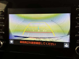 後方の見える安心をお届けするバックガイドモニター付:バックするときのアシストラインもあって楽々バック!車庫入れや縦列駐車をサポートし、苦手な駐車も安心です!今やもう手放せない装備ですネ♪