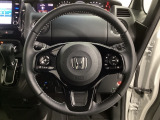 ハンドルにHondaセンシング系のクルーズコントロールやレーンキープアシストなどのスイッチと、オーディオの操作スイッチが装備されています。ハンドルから手を離さず安全に操作できます。