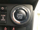 エンジンスタートボタンです。キーが車内にあれば、エンジンの始動・停止はブレーキを踏んでスイッチを押すだけ!キーを取り出す手間を省き、ワンプッシュでエンジンを操作するので簡単でスムーズです。