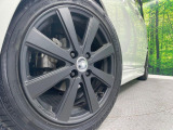【16インチアルミホイール】外観にマッチしたアルミホイールを装着しております。各種アルミホイールや、スタッドレスタイヤも取扱いしております。是非ご相談ください♪