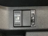 左側電動スライドドアは運転席からでも操作ができるように、ハンドル付近に開閉の操作スイッチが付いています。