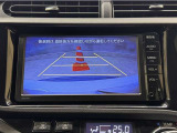 バックモニター付きです。車の後方に小型カメラが付いており、バックする際の後方の様子をモニター上に表示します。
