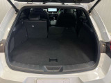 後部座席は分割でシートを倒すことができます。大きな荷物、ゴルフバックも積めます。上質で広々とした室内だから、みんなが心地よく車内で快適に過ごせます♪