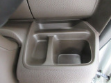 運転席側の手の届きやすい位置にドリンクホルダーが付いています。