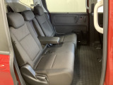 2列目シートは背もたれの角度調節ができるベンチシートになっております。長距離運転になってもゆったりとできるようにアームレストがついてます。