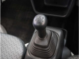 【シフトレバー】シフトもとても操作しやすいデザインになっております。運転する人の事を第一に考えた操作性の高い仕様です。