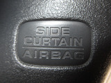 サイドカーテンエアバックシステムは、側面衝突時に大人から子供までさまざまな体格の乗員の頭部や頚部を広範囲で保護。特にセンターピラーへの頭部衝突を防ぐ展開性能を実現しています。