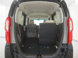 2列目シートは左右独立で倒すことができます。3人乗車状態でより多くの荷物を積むことができます。