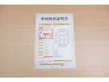 【車輌検査証明書】店頭にてクルマの状態が一目で分かる検査証明書を公開中。トヨタ認定検査員が厳しく査定し、状態を点数と図解で表示しています。修復歴はもちろん、傷やヘコミの箇所や程度がご確認いただけます。