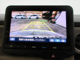 バックカメラの画像です。ガイドラインがスムースな車庫入れをサポートいたします。車庫入れの安心感がアップしますね。