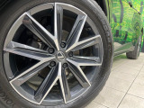 【純正18インチアルミホイール】外観にマッチした純正アルミホイールを装着しております。各種社外アルミホイールや、スタッドレスタイヤも取扱いしております。是非ご相談ください♪