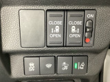 両側電動スライドドアは運転席から操作ができるよう、操作スイッチが付いています。Hondaセンシング用のVSA(ABS+TCS+横滑り抑制)解除と路外逸脱抑制機能のオンオフスイッチなどがあります。