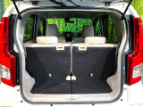 普段のお買い物や通勤、送迎等に十分な荷室スペースを確保しております。セカンドシートを倒すと、大きな荷物の積載も可能です♪