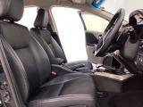 広い足元にゆったり座れるシートには肘掛けも装備しており長距離の運転でも疲れにくくなってます。女性でも運転がしやすいように、シートの高さ調整機能(シートリフター)がついています。