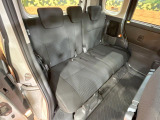 後部座席も気になるようなキズ・汚れやへたり等、大きなダメージはなく、良好な状態です。