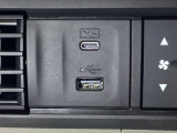 エアコン操作パネルの左側に、スマートフォンなどの充電可能なUSB端子と、音源などの外部入力の可能なUSB端子がついています。移動中に充電もできるので便利です。