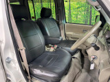 運転席まわりには十分なスペースがあり、大柄な方でもゆったり運転していただける環境です。