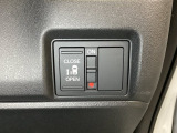 左側電動スライドドアは運転席からでも操作ができるように、ハンドル付近に開閉の操作スイッチが付いています。