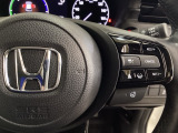 ハンドルにHondaセンシング系のクルーズコントロールやレーンキープアシストなどの操作スイッチが装備されています。ハンドルから手を離さず安全に操作できます。