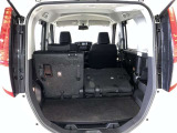 シートを倒せば荷室のスペースが広くなります!用途に合わせて快適な室内空間を!