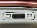お好みの位置で止められるメモリー機能付の電動リアゲートです!後ろが狭い駐車場でもスムーズに荷物を積めて、さらに背が低い人の手がムリなく届く高さで止めることも可能です!
