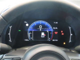 とっても見やすいメーターです。夜間時はラグジュアリーな気分にさせてくれる照明が魅力ですので、夜のドライブも楽しみになりますよ♪