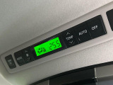 【リアオートエアコン】広い後部座席には必須の機能!風量や温度を自動で調整し前席と同様な車内環境にしてくれるリアオートエアコンを装備。夏の暑さも冬の寒さもストレスなく快適にお過ごしいただけます♪