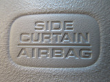 サイドカーテンエアバックシステムは、側面衝突時に大人から子供までさまざまな体格の乗員の頭部や頚部を広範囲で保護。特にセンターピラーへの頭部衝突を防ぐ展開性能を実現しています。