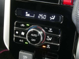 【オートエアコン】車内温度を感知して自動で温度調整をしてくれるのでいつでも快適な車内空間を創り上げます!どの席に座っても快適なドライブが楽しめます♪