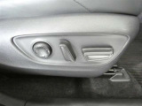 運転席電動シートは、シートポジションを細かく調整できるので長時間の運転もリラックスできますね。