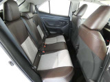 後部座席も当然、綺麗・清潔に仕上げております。内装の綺麗なお車は気持ちが良いですね。