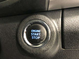 エンジンスタートスイッチです。キーが車内にあれば、エンジンの始動や停止はスイッチを押すだけ!キーを取り出す手間を省き、ワンプッシュで操作できるので簡単でスムーズです。