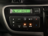 セレクトレバーの左上にプラズマクラスター付き・オートエアコンがついてますので、簡単操作で快適に過ごせます。リア熱線のスイッチの中に、雪道に対応したサイドミラーヒーターも入っています。