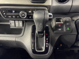 ■運転席にはシート高を調整できるハイトアジャスターが装備され、幅広いシートポジションの設定が可能になっております