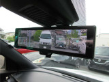 〔スマートルームミラー〕内蔵モニターにより後方の状況をクリアな画像で確認出来ます。夜間も勿論、くっきり!通常のルームミラーに切替も可能です。
