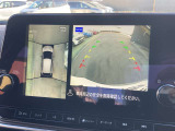 周囲の状況が分かるアラウンドビューモニター搭載。苦手な縦列駐車もこれがあれば安心ですね。