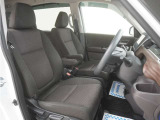運転席のスペースはゆったりしていて、視界も広く確保されているので普段の運転からロングドライブまで快適です。