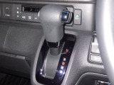 インパネシフトなら、足元広々でゆとりの空間を実現。スムーズなシフト操作と開放感で、運転席も助手席も快適なドライブが楽しめますね☆