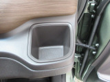 運転席側の手の届きやすい位置にドリンクホルダーが付いています。