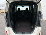 リアシートを倒すとフラットになり荷室が広がります。ショッピングやレジャーにそしてお仕事でも大活躍です。操作も簡単!ワンアクション!