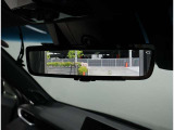 デジタルインナーミラー装備!車両後方のカメラの映像をデジタル補正で視認性を向上させてインナーミラー内に表示します♪視界を遮るものがなく、後席に同乗者がいても後方を確認しやすく安心です♪