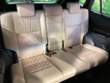 後部座席も気になるようなキズ・汚れやへたり等、大きなダメージはなく、良好な状態です。