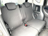 後部座席も気になるようなキズ・汚れやへたり等、大きなダメージはなく、良好な状態です。