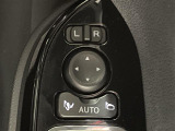 【電動格納ミラー】運転席のスイッチで、ドアミラーの開閉や角度の調整ができます。