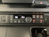 オートエアコンがついてますので、簡単操作で快適に過ごせます。リア熱線のスイッチの中にサイドミラーヒーターも入っています。パネル内のシートヒータースイッチは前席の左右別々に2段階で温度設定ができます。